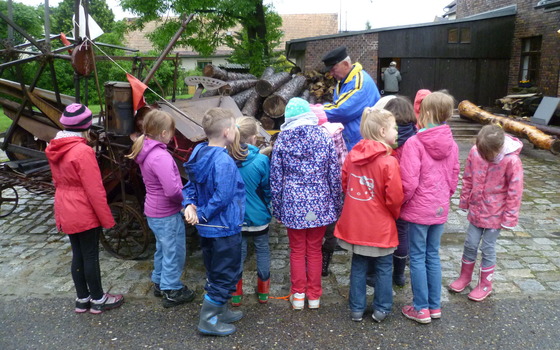 Kinder an der Dorfm&uuml;hle Dollenchen, Foto: Amt Kleine Elster, Lizenz: Amt Kleine Elster