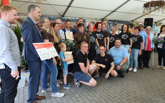 Vertreter des Ortes Werenzhain nehmen den Siegerscheck von der Sparkassenstiftung Elbe-Elster entgegen., Foto: Mareike G&ouml;pel, Lizenz: F&ouml;rderverein Naturpark Niederlausitzer Heidelandschaft e.V.