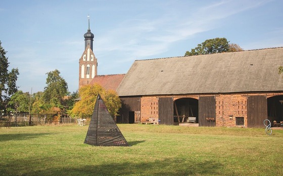 Werenzhain Wiese mit Kirchturm, Foto: TVEEL, Lizenz: TVEEL