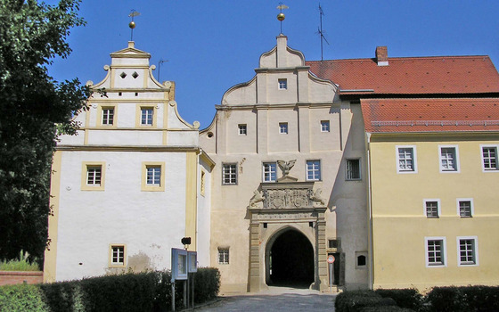 Historisches Schloss mit Torbogen, Giebeln und rotem Ziegeldach unter blauem Himmel., Foto: Stadt Sonnewalde, Lizenz: Stadt Sonnewalde