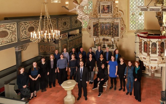 Gruppe von Menschen in einer reich verzierten Kirche mit Emporen, Kronleuchter, Kanzel und Altar., Foto: Kammerchor Mitte, Lizenz: Kammerchor Mitte